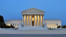 Fachada do edifício da Suprema Corte dos Estados Unidos, em Washington, ao anoitecer