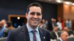 Eduardo Cavaliere sorri de terno em plenário, foto de arquivo