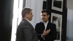 Tarcísio de Freitas conversa com o então governador Rodrigo Garcia durante reunião de transição (foto de arquivo)