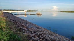 Reservatório de água no Rio Grande do Norte, com barragem de pedras e céu azul, imagem de arquivo