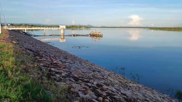 Reservatório de água no Rio Grande do Norte, com barragem de pedras e céu azul, imagem de arquivo
