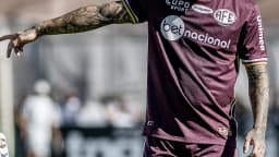 Jogador da Ferroviária em campo durante partida