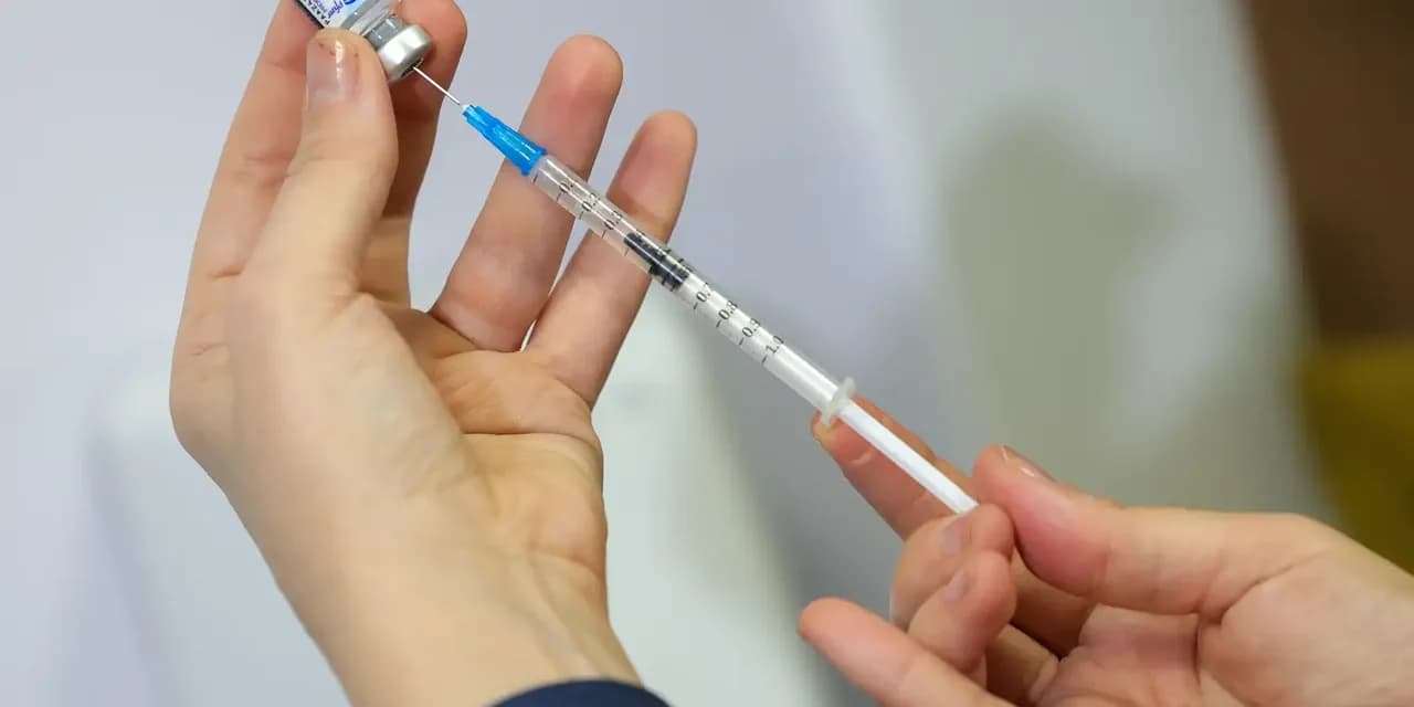 Imagem ilustrativa: Vacina contra VSR em idosos reduz internações em 75% — Assuntos: VSR, vírus sincicial, Doença Respiratória, vacina, idosos