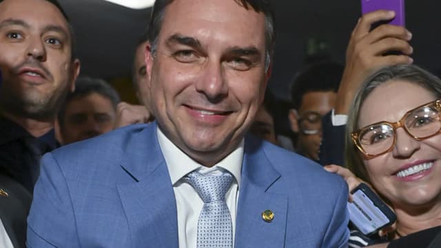 Entrevista senador Flávio Bolsonaro — Senador Flávio Bolsonaro (PL-RJ) exibe bolo: " Coragem para liderar força para vencer ". Foto: Ton Molina/Agência Senado