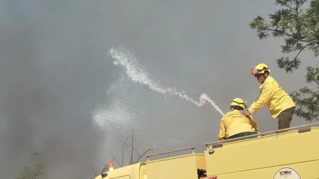 Bombeiros brasileiros em ação durante combate a incêndio, foto de contexto