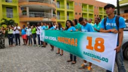 Militantes seguram faixa de campanha em ato eleitoral de rua em Alagoinha, Pernambuco (imagem de arquivo)