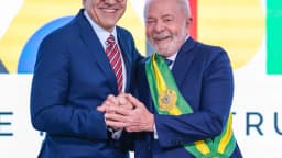 O ministro da Saúde, Alexandre Padilha, ao lado do presidente Lula