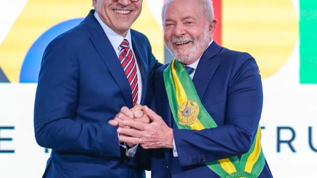 O ministro da Saúde, Alexandre Padilha, ao lado do presidente Lula