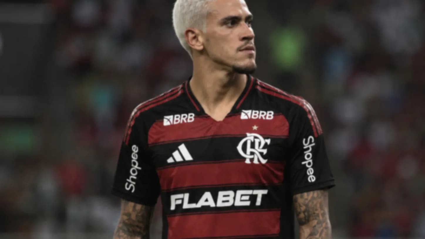 Pedro, atacante do Flamengo, em campo durante partida com o uniforme do clube