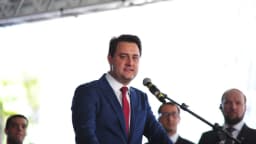 Ratinho Junior discursando ao microfone em evento oficial