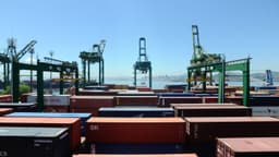 Contêineres e guindastes no Porto do Rio de Janeiro, imagem de arquivo do comércio exterior brasileiro