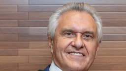 Ronaldo Caiado sorri em retrato oficial, com a faixa de governador de Goiás no ombro