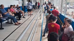 Fila de pessoas, incluindo crianças, em posto de saúde de São Paulo à espera da vacina contra o sarampo