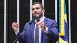 O deputado Carlos Jordy discursa no plenário da Câmara dos Deputados.