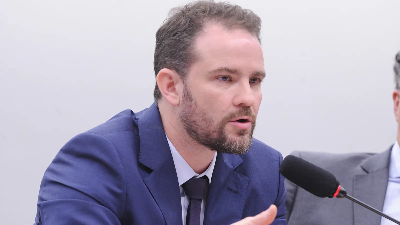 O ministro da Fazenda, Dario Durigan, fala durante audiência pública na Câmara dos Deputados
