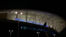 Letreiro iluminado da Arena do Grêmio, estádio onde foi disputado o Gre-Nal