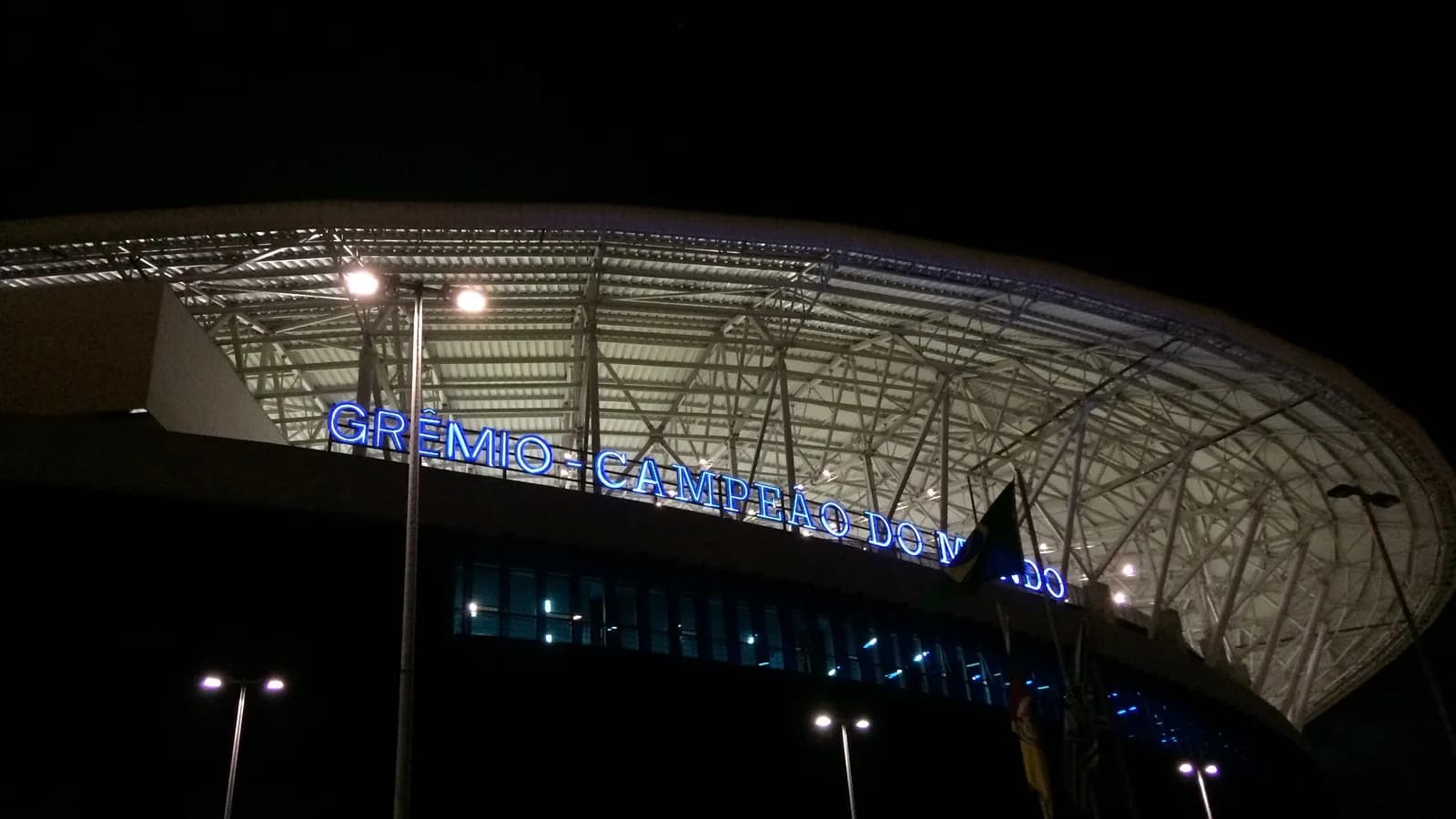 Letreiro iluminado da Arena do Grêmio, estádio onde foi disputado o Gre-Nal
