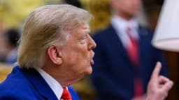 Donald Trump gesticula durante reunião no Salão Oval da Casa Branca; foto de arquivo, sem relação direta com o anúncio sobre o Irã
