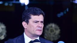 Sergio Moro concede entrevista coletiva diante de microfones de emissoras, foto de arquivo