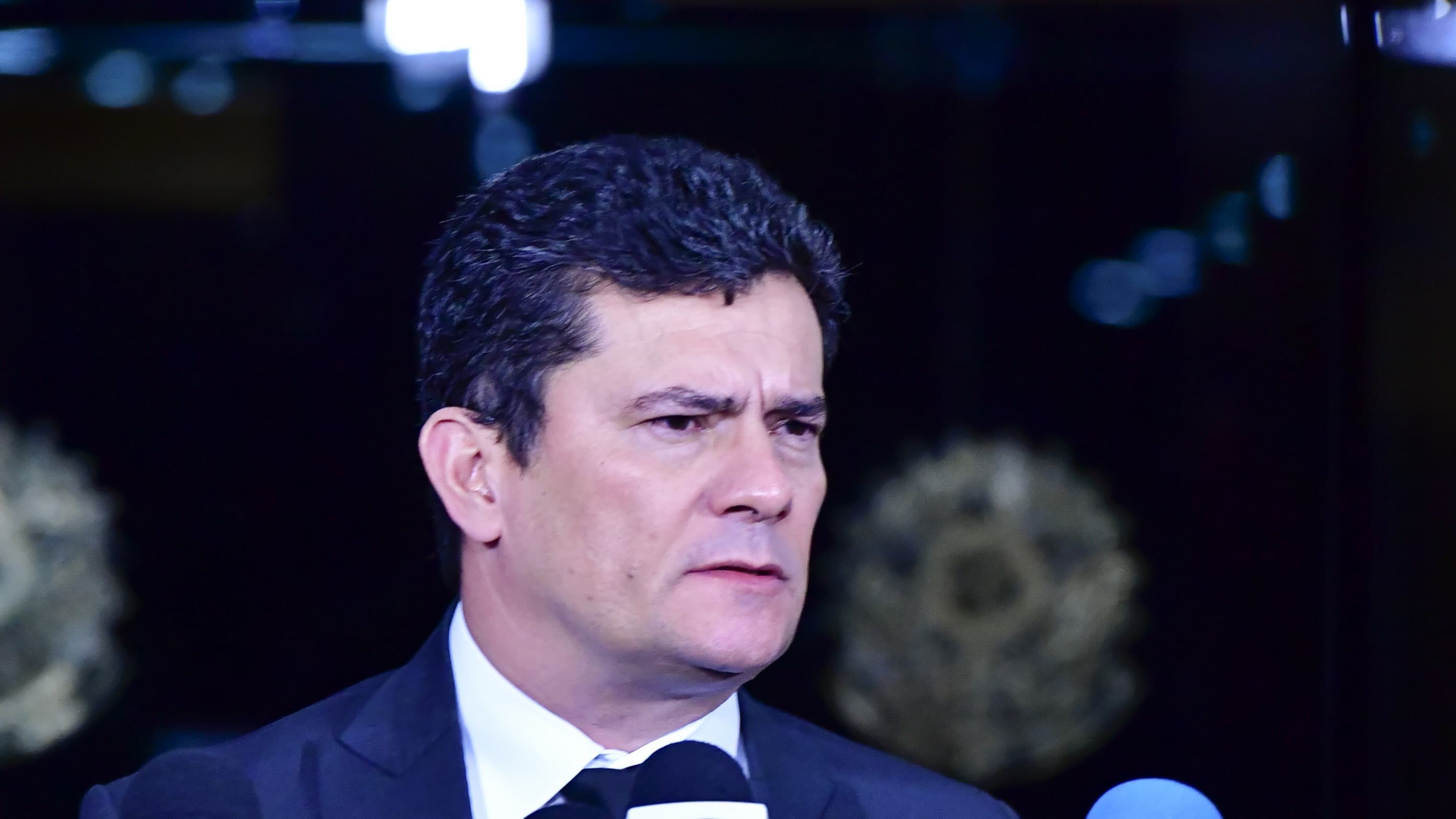 Sergio Moro concede entrevista coletiva diante de microfones de emissoras, foto de arquivo