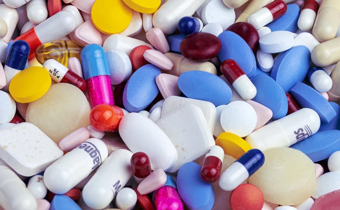 Imagem ilustrativa: pills, capsules, medicine, pharma, tablets, health, healthcare, ill, treatment, seeks, disease, healing, painkiller