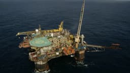 Vista aérea de plataforma de petróleo da Petrobras no mar