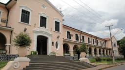 Prédio central da Faculdade de Medicina de Ribeirão Preto, no campus da USP