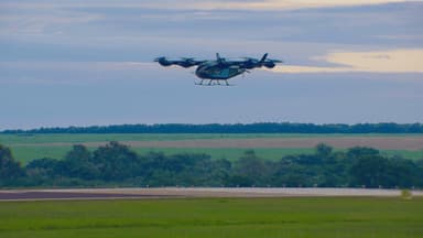 Protótipo do eVTOL da Eve Air Mobility em voo sobre a pista da fábrica da Embraer em Gavião Peixoto (SP)