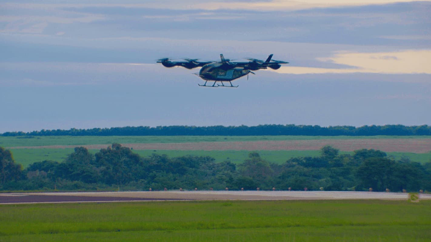 Protótipo do eVTOL da Eve Air Mobility em voo sobre a pista da fábrica da Embraer em Gavião Peixoto (SP)