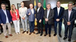 Elmano de Freitas em conversa durante encontro institucional