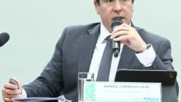Daniel Leal, secretário do Tesouro Nacional, fala ao microfone em audiência pública