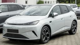 BYD Dolphin G branco estacionado, visto de frente em três quartos