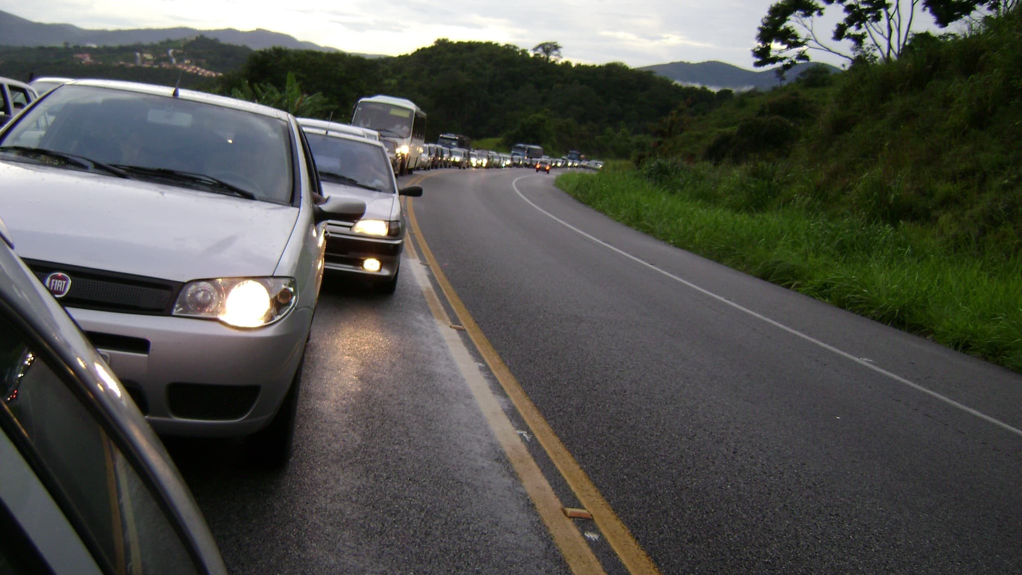 Fila de carros e ônibus parados em congestionamento na rodovia BR-381, em trecho de serra em Minas Gerais