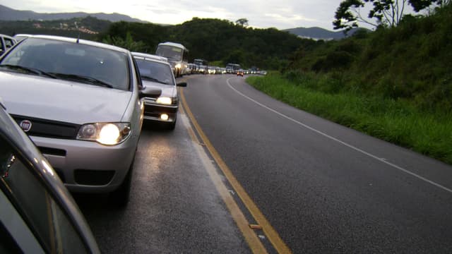 Fila de carros e ônibus parados em congestionamento na rodovia BR-381, em trecho de serra em Minas Gerais
