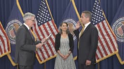 Michael Barr, diretor do Federal Reserve, ao lado do presidente do Fed durante cerimônia de posse em Washington
