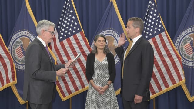 Michael Barr, diretor do Federal Reserve, ao lado do presidente do Fed durante cerimônia de posse em Washington