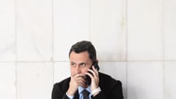 O senador Cleitinho (Republicanos-MG) ao telefone nos corredores do Senado, foto de arquivo de abril de 2025