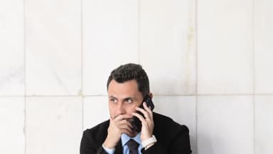 O senador Cleitinho (Republicanos-MG) ao telefone nos corredores do Senado, foto de arquivo de abril de 2025