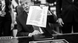 Donald Trump assina documento no Salão Oval da Casa Branca