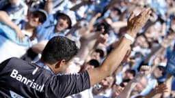 Jogador do Grêmio cumprimenta a torcida tricolor em jogo na Arena