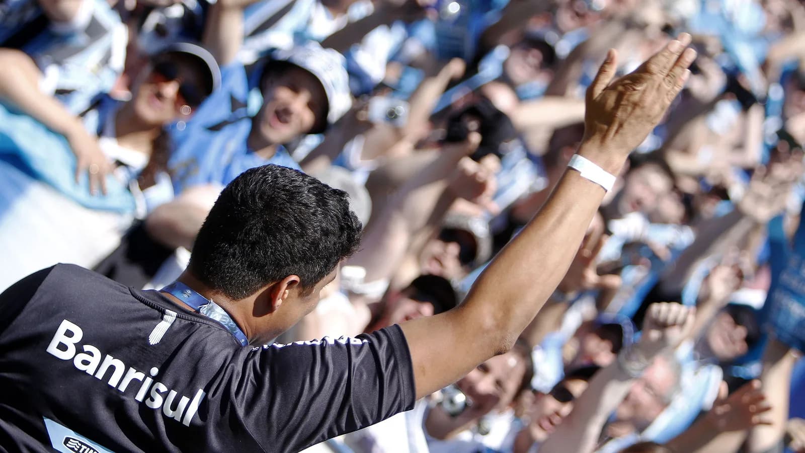 Jogador do Grêmio cumprimenta a torcida tricolor em jogo na Arena