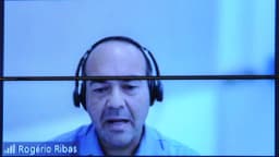 Homem com fones de ouvido fala por videoconferência durante seminário sobre minerais críticos e estratégicos na Câmara dos Deputados