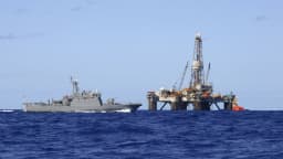 Navio-patrulha da Marinha do Brasil navega perto de plataforma de petróleo em alto-mar