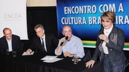 Glória Menezes discursa em evento cultural ao lado de José Serra e Geraldo Alckmin, foto de arquivo de 2010