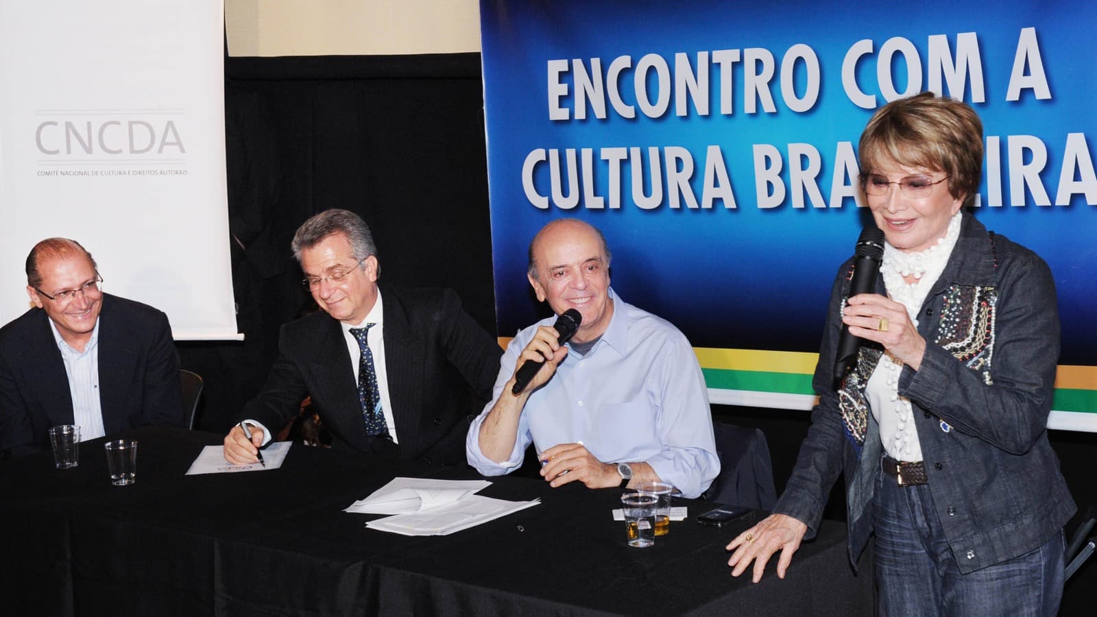 Glória Menezes discursa em evento cultural ao lado de José Serra e Geraldo Alckmin, foto de arquivo de 2010