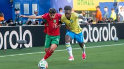 Vinícius Júnior disputa a bola em ação pela seleção brasileira, em foto de arquivo de junho de 2026 (não é do jogo contra o Elche)