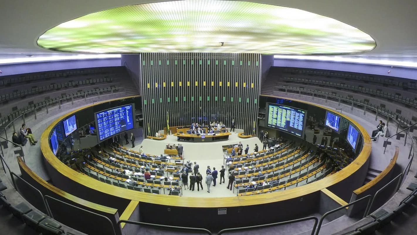 Plenário da Câmara dos Deputados durante sessão, com parlamentares e telões ao fundo