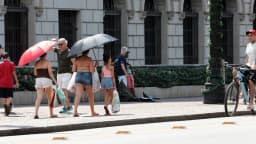 Pessoas caminham sob sol forte em imagem de arquivo no Rio de Janeiro