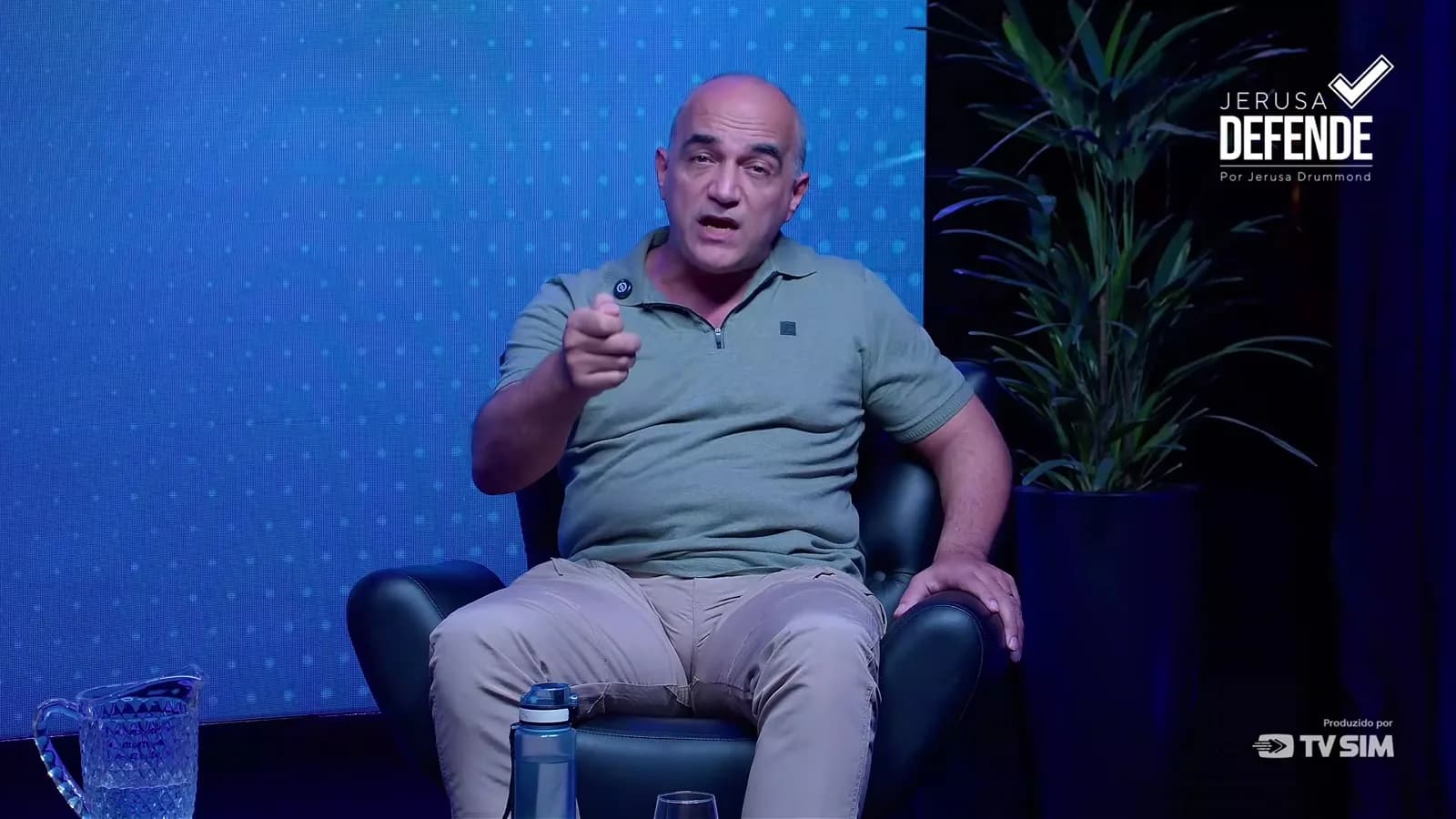 Márlon de Carvalho Leão gesticula e aponta para a câmera durante entrevista ao programa Jerusa Defende, ao pedir que vítimas de violência doméstica denunciem agressões