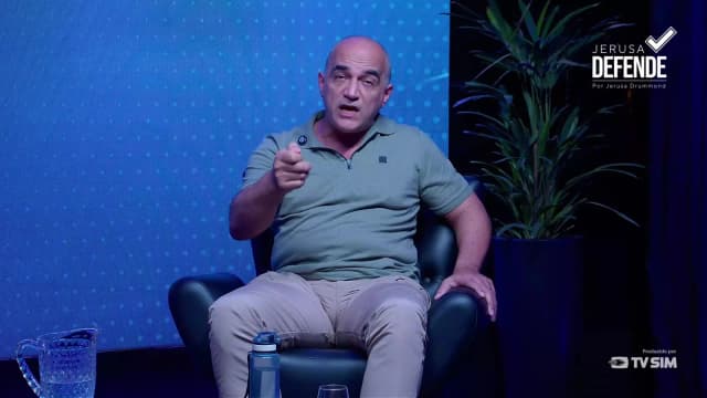 Márlon de Carvalho Leão gesticula e aponta para a câmera durante entrevista ao programa Jerusa Defende, ao pedir que vítimas de violência doméstica denunciem agressões